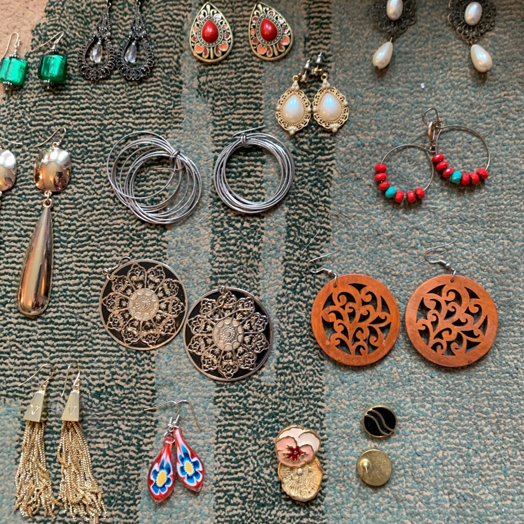 Bundle Of 19 Earrings 30$